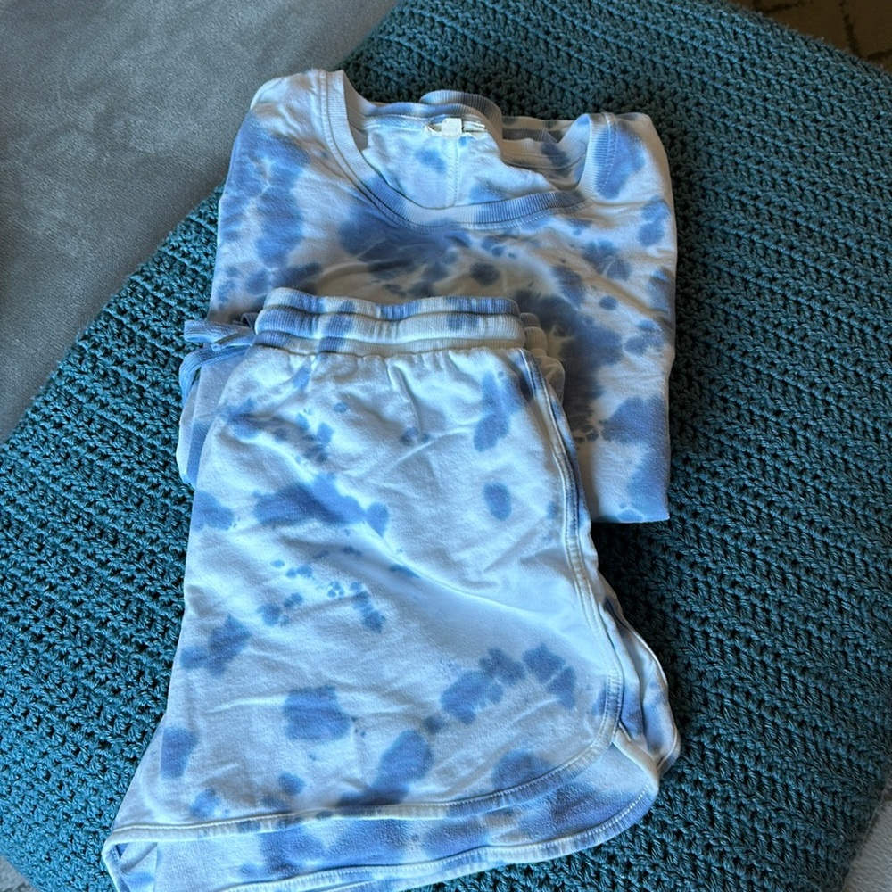 2 piece soft set - size Large. Hardly worn, like new